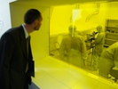 Místnost fotolitografie se žlutým osvětlením
